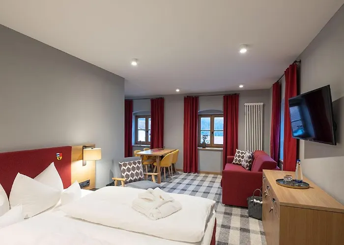 - Fuchs Hotel *